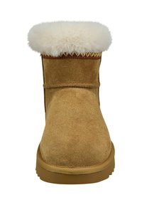 Beige Wildleder-Ankle-Boot mit einem weißen, flauschigen Kunstfellsaum, dekorativen Nähten entlang der Oberkante und einer flachen Gummisohle.