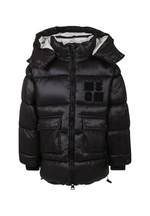 Giacca a vento nera con zip frontale, due tasche a pattina con bottone, colletto alto e cappuccio foderato in tessuto leggero, con un logo nero sul petto.