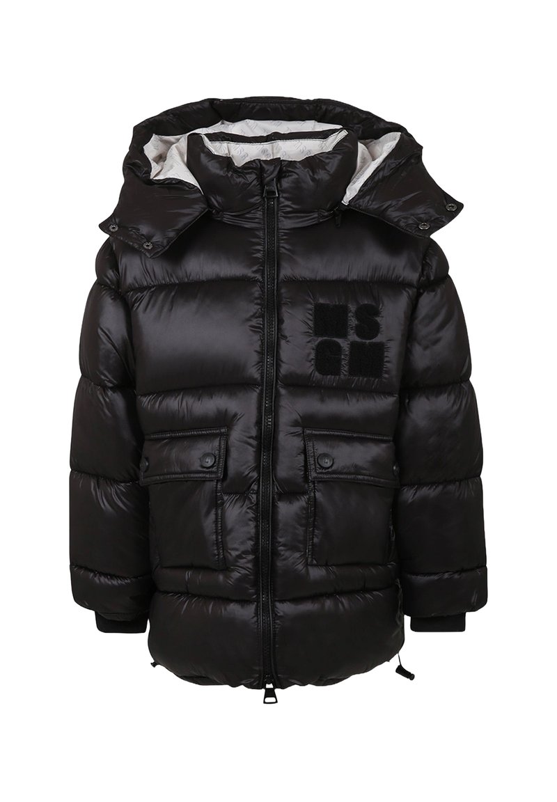 Giacca a vento nera con zip frontale, due tasche a pattina con bottone, colletto alto e cappuccio foderato in tessuto leggero, con un logo nero sul petto.