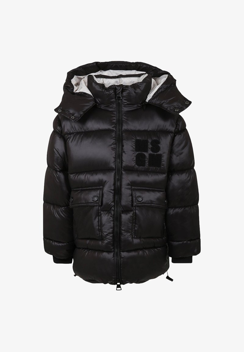 Giacca a vento nera con zip frontale, due tasche a pattina con bottone, colletto alto e cappuccio foderato in tessuto leggero, con un logo nero sul petto.