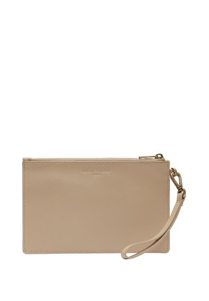 Beige Leder-Clutch mit glatter Textur, Reißverschluss und Handgelenkriemen. Verfügt über ein geprägtes Logo und eine klare rechteckige Form.