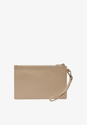 Beige Leder-Clutch mit glatter Textur, Reißverschluss und Handgelenkriemen. Verfügt über ein geprägtes Logo und eine klare rechteckige Form.