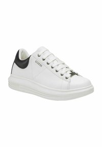Baskets en cuir blanc avec accent noir au talon, semelle plate blanche, œillets en métal argenté et logo de la marque sur le côté. Design à lacets.