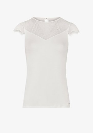 Camiseta blanca con mangas de encaje en forma de volantes, un yugo de encaje en forma de V y un pequeño ojal en la parte posterior. Material de algodón suave con una textura lisa.