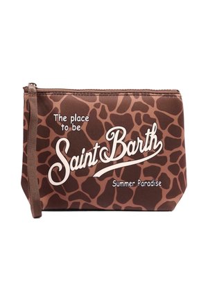 Brązowa saszetka z nadrukiem żyrafy i paskiem na nadgarstek, z białym napisem "The place to be Saint Barth Summer Paradise" na froncie.