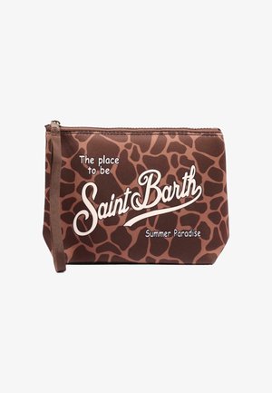 Bruine pouch met giraffenprint en polsbandje, met witte tekst "The place to be Saint Barth Summer Paradise" aan de voorkant.