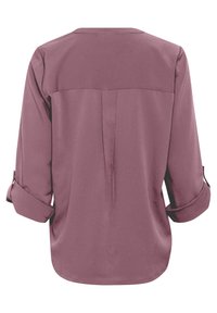Blusa rosa polverosa con maniche lunghe, polsini arrotolati e dettaglio plissettato sul retro. Realizzata in tessuto leggero con una texture liscia.