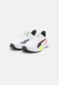 Zapatillas deportivas blancas con acentos negros, parte superior de malla texturizada, detalles en verde neón y rosa, y una suela acolchada para soporte.