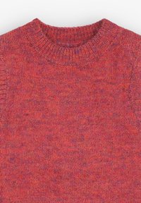 Suéter de punto rojo con un cuello redondo acanalado y mangas texturizadas. La tela muestra un patrón jaspeado con pequeñas motas de color.