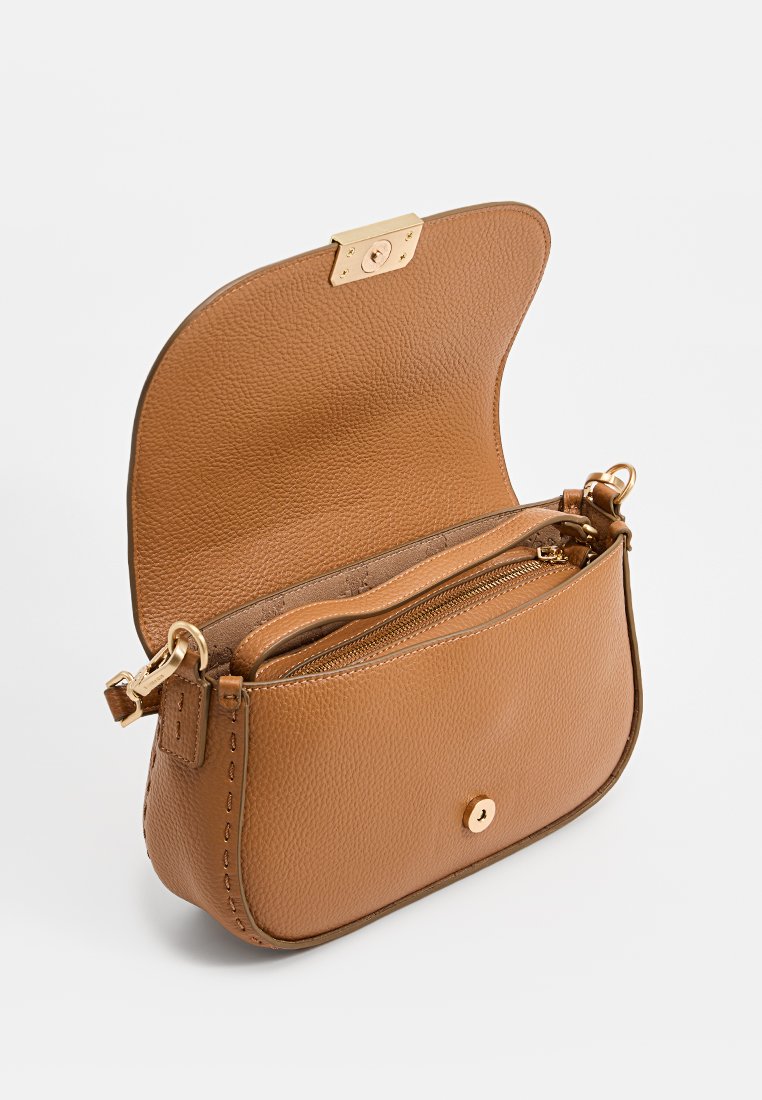 Sac bandoulière en cuir tan avec une finition texturée, matériel doré, fermeture à rabat magnétique et poche zippée intérieure.
