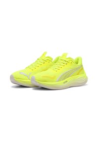 Scarpe da ginnastica giallo neon con tomaia in rete, lacci piatti, dettagli riflettenti e suola imbottita. Presenta il logo Puma sul lato.