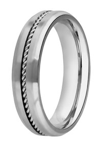 Metalen ring met een gepolijste zilveren afwerking, voorzien van een centraal gedraaid touwontwerp omgeven door gladde groeven. Ronde vorm en gladde textuur.