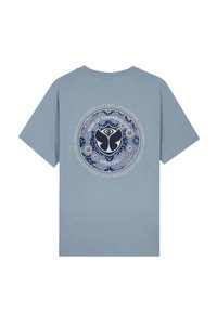 Lichtblauwe katoenen t-shirt met een ronde grafische afbeelding op de achterkant met een bloemenontwerp en de tekst "Hou van vandaag. Leef voor altijd." in het wit.