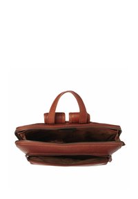 Sac en cuir marron avec deux poignées supérieures, doté d'une fermeture éclair et de trois compartiments. Texture lisse avec des détails de couture visibles.