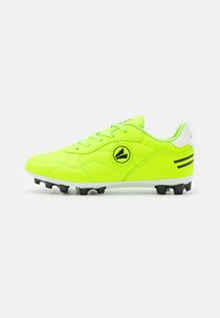 Groene voetbalschoen met een synthetische bovenkant, zwarte accenten, een gestructureerde afwerking en zes zwarte noppen voor grip. Vetersluiting.