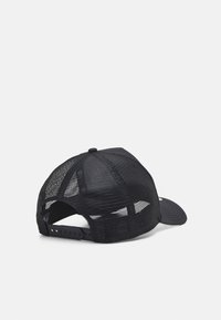 Casquette de baseball noire avec un panneau avant uni et un dos en mesh. Visière incurvée avec une sangle ajustable à l'arrière pour personnaliser la taille.