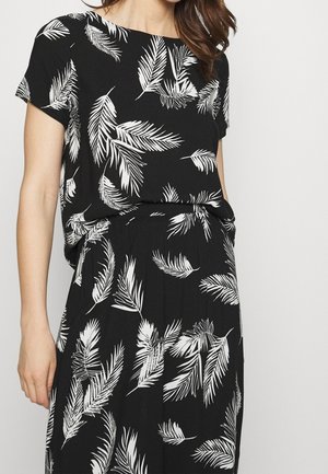 Abito nero caratterizzato da una vestibilità ampia, maniche corte e un motivo a foglia bianca. Realizzato in tessuto morbido con una silhouette rilassata.