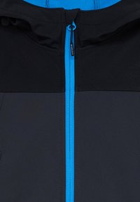 Vue de face d'une veste noire et gris foncé avec une fermeture éclair bleue et une capuche, présentant une languette de tirage sur le curseur de la fermeture éclair.