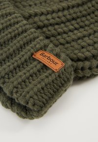 Barbour SALTBURN BEANIE - Čepice - olive