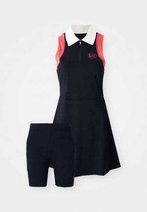 Tumed kleit valge kraega ja roosa aktsendiga, millel on lukuga sulgemine. Koos on ka sobivad tumedad jalgrattapüksid, millel on küljetaskud.