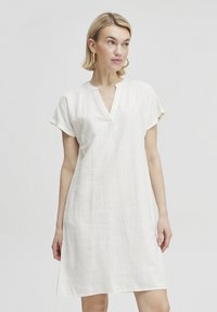 Leinenkleid, kurze Ärmel, V-Ausschnitt, lockerer Schnitt, einfarbig in Creme, mittlere Schenkel-Länge, dezente Textur, lässiges Design.