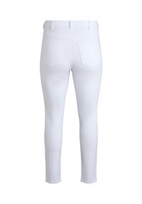 Jeans ajustados blancos hechos de una mezcla de algodón, que cuentan con un diseño tradicional de cinco bolsillos y una parte trasera sin costuras con dos bolsillos visibles.