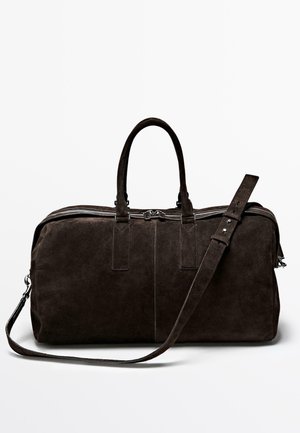 Braune Wildleder-Umhängetasche mit zwei Griffen, verstellbarem Schulterriemen und kontrastierender Naht. Verfügt über einen Reißverschluss und eine rechteckige Form.