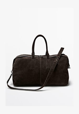 Braune Wildleder-Umhängetasche mit zwei Griffen, verstellbarem Schulterriemen und kontrastierender Naht. Verfügt über einen Reißverschluss und eine rechteckige Form.