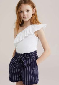 Balts vienas pleca tops ar volāniem un tumši zili svītrainiem augstiem šortiem, kas aprīkoti ar sasienamu vidukli un kabatu detaļām. Gluda kokvilnas tekstūra.