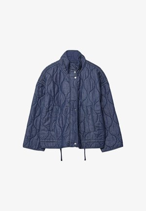 Giacca di jeans trapuntata di colore blu scuro, dotata di un alto colletto, bottoni automatici, due tasche laterali e orlo con cordino. Motivo a onde testurizzato.