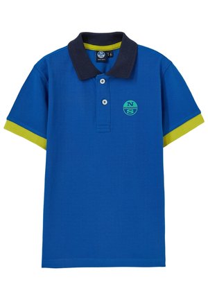 Blaues kurzärmeliges Poloshirt mit dunkelblauem Kragen, limettengrünen Ärmelbündchen, zwei Knöpfen und rundem grünem Logo auf der Brust.