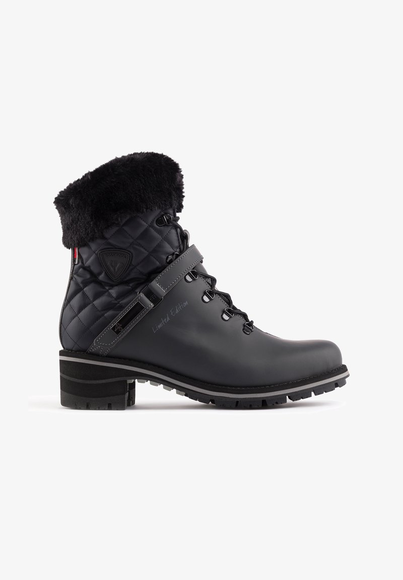 Svart quiltad vinterstövel med fuskpälsdetalj, förstärkta öglor och medelhög klack. Har en slät yta och gummigreppsåle. Limited Edition-märke.