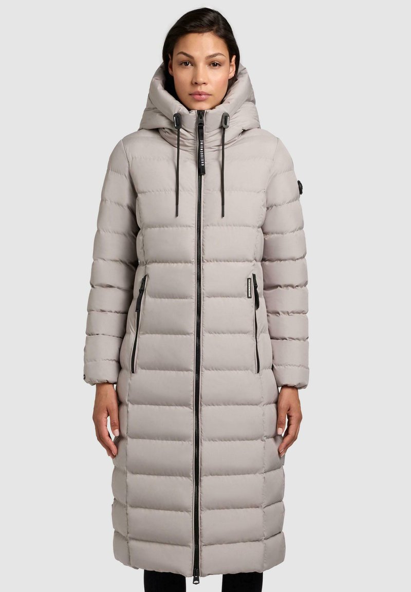 Padded long coat in light grey with a hood. Features a front zip closure and two side zip pockets. Smooth texture, quilted design.