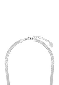 Collar en tono plateado con una cadena flexible de patrón en forma de chevrón, con un cierre tipo langosta y una cadena de extensión para longitud ajustable.