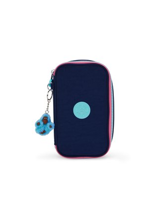 Astuccio navy con cerniera rosa e azzurro chiaro, dotato di superficie testurizzata e di un ciondolo a forma di figura pelosa blu.