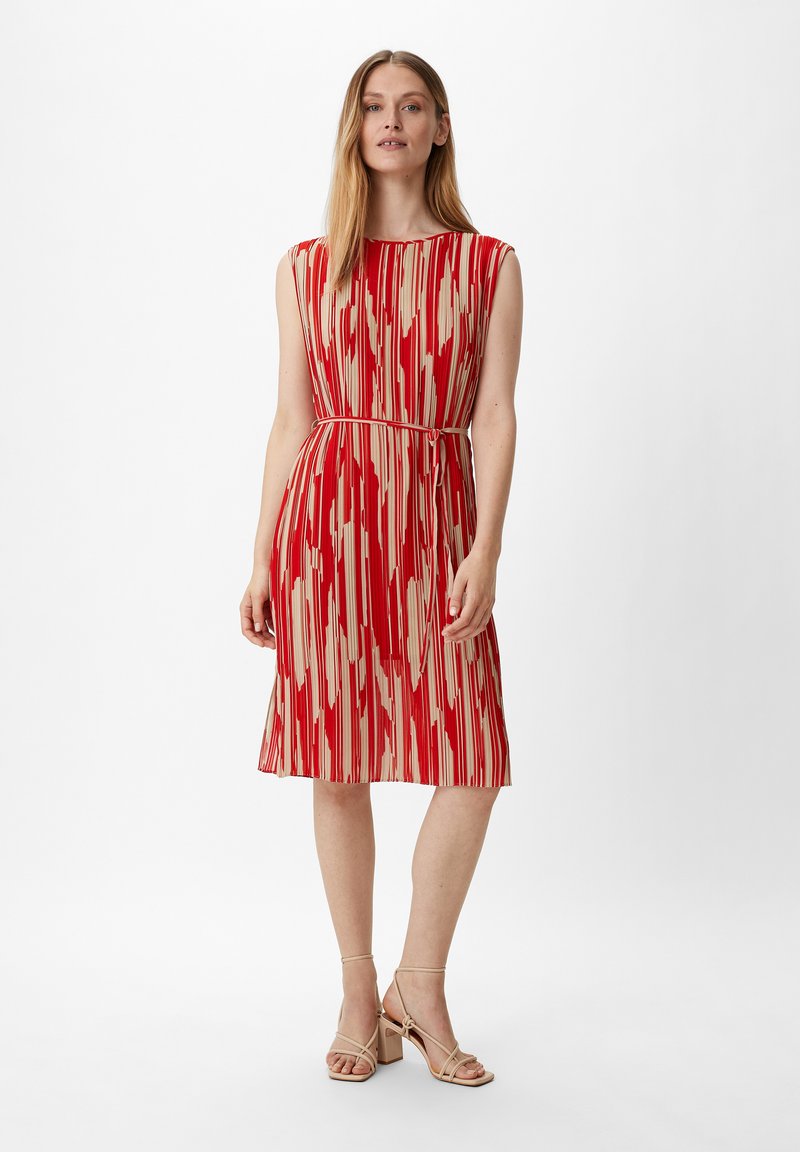 Rot- und cremefarbener gestreifter Kleid mit betontem Taillenbereich, ärmellosem Design, knielangem Saum und glatter Stoffstruktur.