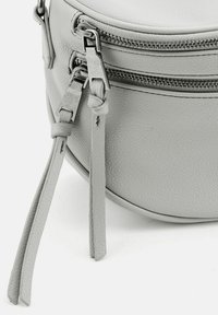 Borsa rotonda in pelle grigia con due zip, superficie texturizzata e dettaglio del manico intrecciato. Presenta hardware in metallo per una chiusura sicura.