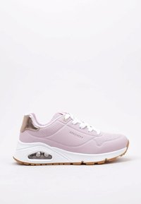 Sneaker Skechers rosa chiaro con lacci bianchi, intersuola bianca, cuscinetto d'aria visibile e accentuazione dorata rosa metallizzata sul tallone.