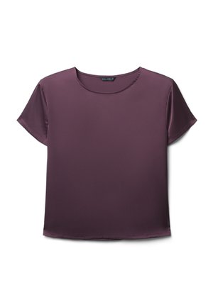 Top a maniche corte in tessuto di satin viola scuro. Presenta una scollatura rotonda e una vestibilità rilassata con una texture liscia. Non ci sono ulteriori dettagli.