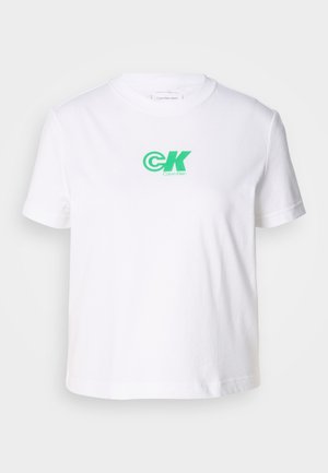 Hvit bomulls t-skjorte med rund hals og korte ermer, med et grønt Calvin Klein-logo på forsiden. Klassisk, rettsnittet design.