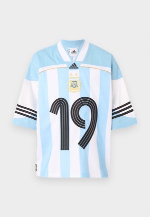 Argentina jalgpallimängija särk, millel on helesinised ja valged vertikaalsed triibud, must number 19, Adidas logo ja AFA vapp kahe tärniga rinnal.