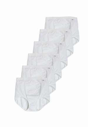 Sei mutande bianche da uomo disposte in una pila sfalsata su sfondo bianco.