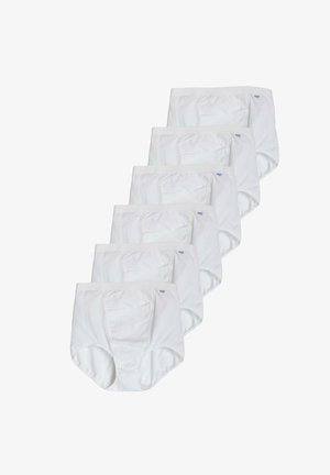 Sei mutande bianche da uomo disposte in una pila sfalsata su sfondo bianco.