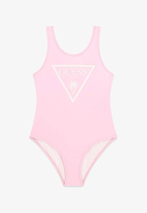 Maillot de bain une pièce rose clair avec logo blanc « GUESS Beach » et motif de palmier centré sur la poitrine.