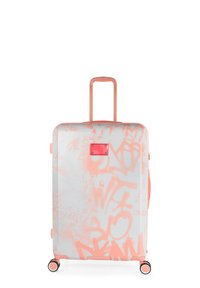 Maleta de carcasa dura con base blanca y patrones estilo grafiti en rosa. Cuenta con un asa retráctil, asa lateral y 4 ruedas para movilidad.