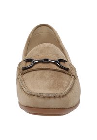 Beige Wildleder-Mokassin mit runder Zehenform, gestickten Details und einem schwarzen Metallhufeisenakzent über dem Blatt. Braune Gummisohle.