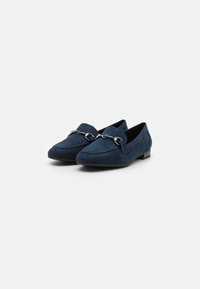 Mocasines de ante azul marino con suela plana, que cuentan con un acento de cadena plateada a lo largo del empeine y un diseño de puntera puntiaguda.