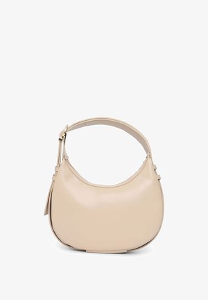 Borsa a spalla in pelle crema con forma ondulata, manico superiore e dettagli di cucitura sottili. Texture liscia e design minimalista.