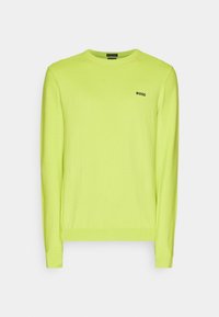 Långärmad neongul-grön tröja med rundad halsringning och liten svart "BOSS"-logotyp på vänster bröst, visad på vit bakgrund.