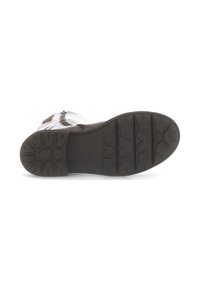 Zwarte rubberen zool met een gestructureerd loopvlak. Glad bruin leren bovenwerk met een ritssluiting en decoratieve stiksels.